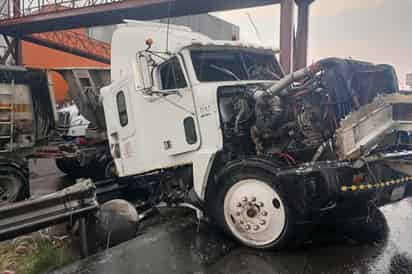 Tractocamión derrapa y choca por el pavimento mojado; conductor resultó lesionado