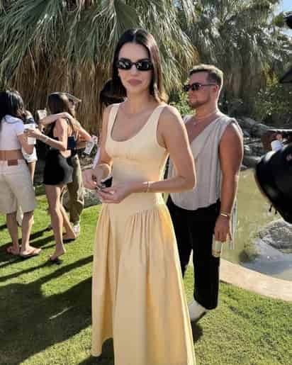 Kendall Jenner en tendencia, deslumbra con un vestido amarillo mantequilla, el color favorito de la temporada. Elegancia, frescura y estilo en un solo look.