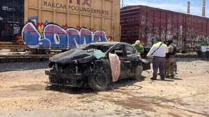Tren impacta automóvil y conductora termina en el hospital