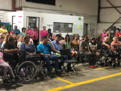 Donan trabajadores de embotelladora aparatos para discapacitados a Cáritas
