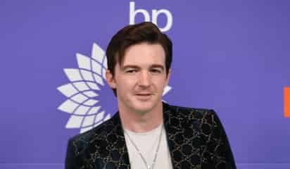 Drake Bell interrumpe su show en pleno concierto para despedir a su técnico de audio