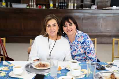 Damas se reúnen y se ponen al día