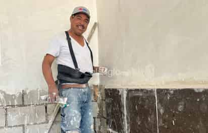 Jesús celebra el Día de la Santa Cruz haciendo lo más le gusta, trabajar en la obra