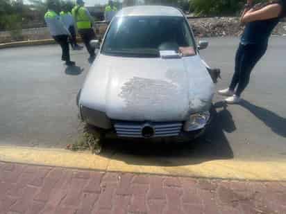 Conductora impacta su vehículo contra el poste de una luminaria en Gómez Palacio