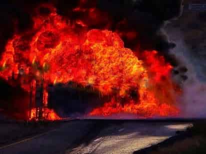 Vuelca y explota pipa que transportaba diésel sobre la carretera Saltillo - Torreón