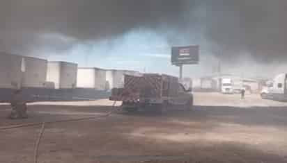 Fuego arrasa con 5 cajas de tráiler en Ramos Arizpe