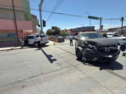 Dos lesionados por impacto entre camionetas en el Centro de Torreón