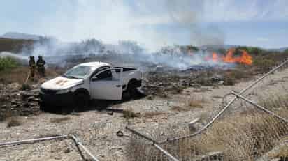 Vuelca sexagenario en su camioneta y provoca incendio