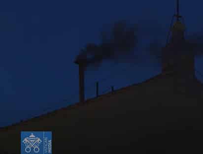 Cónclave 2025: Sale humo negro de chimenea, no hay consenso sobre sucesor del papa Francisco