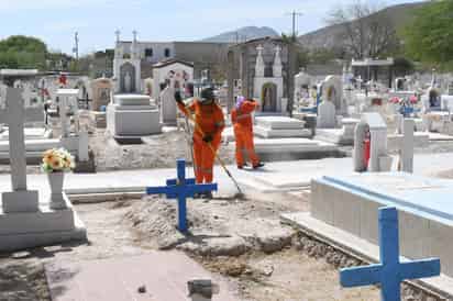 Refuerzan mantenimiento en panteones municipales previo al Día de las Madres