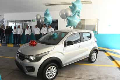 Entrega Simas Torreón automóvil a ganador del Sorteo Usuarios Cumplidos