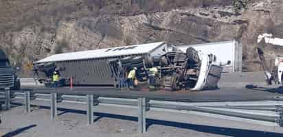 Debido al exceso de velocidad, vuelca tráiler en Los Chorros