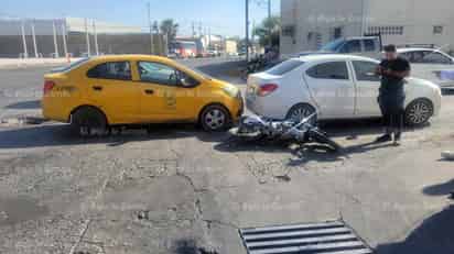 Taxi choca a motociclista y lo proyecta contra otro vehículo en Gómez Palacio