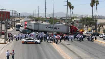 Bloquean antigua carretera a San Pedro por conflicto legal en Cetis No. 83 de Torreón