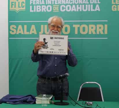 Escritor Saúl Rosales recibe homenaje por su trayectoria en la FIL Coahuila 2025