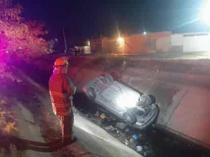 Abandonan auto tras caer a canal de riego en Lerdo