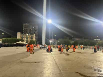 Personal de 'La Ola' en la Plaza Mayor de Torreón (EL SIGLO DE TORREÓN)