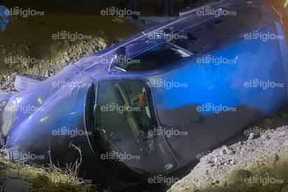Vehículo termina volcado dentro de una zanja en Gómez Palacio