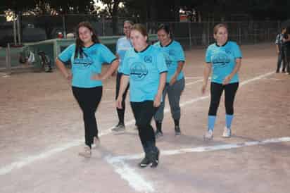 Las representantes de cada uno de los once equipos participantes, realizaron el tradicional desfile por el infield del campo 16. (Especial)