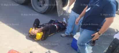 Joven motociclista resulta lesionado tras impactarse contra un tráiler en Gómez Palacio