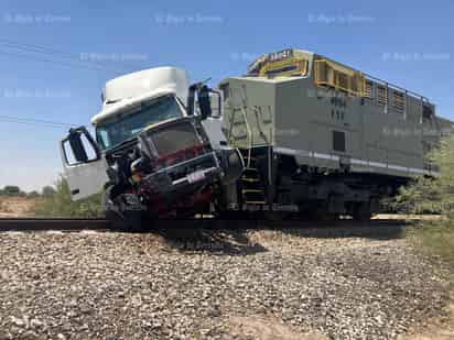 Tren se lleva tráiler cargado con barras de aluminio en Gómez Palacio
