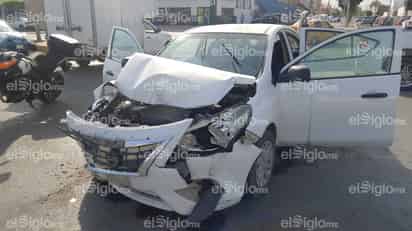 Cuatro lesionadas en choque entre camioneta y auto en bulevar Independencia