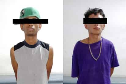 Detienen a dos jóvenes por robo con violencia a farmacia en Torreón