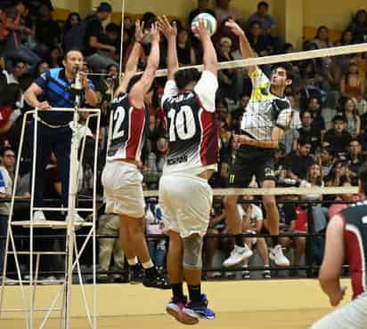 El duelo entre los locales Gatos Negros del Tec Laguna y el de San Luis
fue vibrante en el voleibol varonil. (Fotografía Ramón Sotomayor)