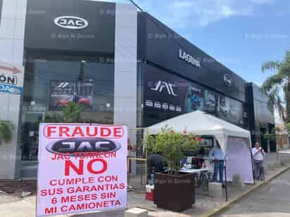 Se manifiestan contra agencia automotriz JAC; exigen respuesta por fallas recurrentes en vehículos