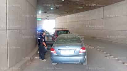 Vehículos chocan de frente en el desnivel de ciudad Lerdo
