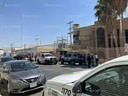 Evacúan a 112 empleados por incendio de fábrica de muebles en Gómez Palacio