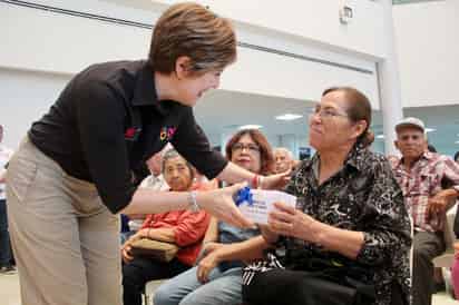 Entregan sillas de ruedas y aparatos auditivos a más de un centenar de personas de bajos recursos de Torreón