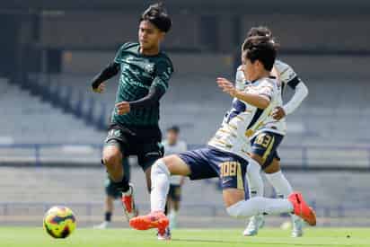 El mediocampista santista Ángel Rivera, evita la barrida del defensor de los Pumas, Luis Gordillo, en Estadio Olímpico Universitario.