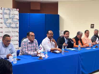 Integrantes de Canacintra se reunieron con el candidato de MC a la alcaldía, Omar Castañeda González. (EL SIGLO DE TORREÓN)
