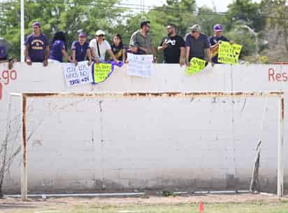 El pasado sábado 3 de mayo, padres de los jugadores de Vikingos se manifestaron afuera del campo de Jaguares