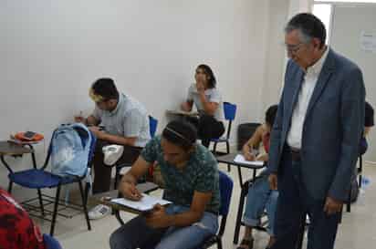 El pasado 16 de abril de 2025, Lerins Varela Castro cumplió 40 años como docente en la UA de C. (EL SIGLO DE TORREÓN)