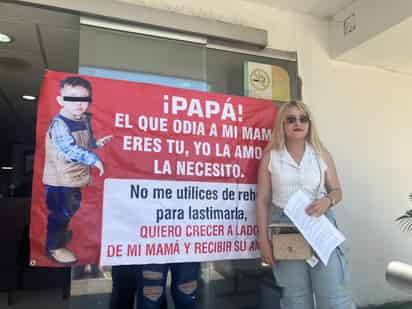 Madre se planta de manera pacífica en Palacio de Justicia para exigir destitución de juez