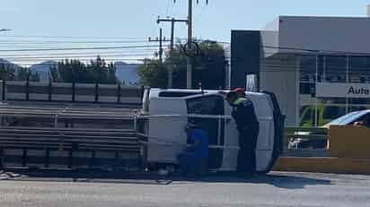 Presunto cerrón provocó la volcadura de una camioneta en Saltillo