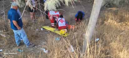 En Gómez Palacio motociclista se impacta en la parte trasera de camioneta y termina lesionado