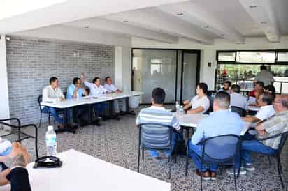 Flora Leal se reúne con empresarios y se compromete a facilitar trámites y respaldar al comercio local