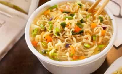 Las sopas instantáneas contienen altos niveles de sodio y aditivos poco recomendables para el consumo frecuente.