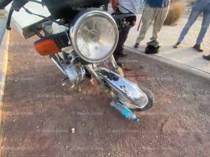 Joven sufren accidente de moto frente a la colonia Fidel Velázquez de Gómez Palacio