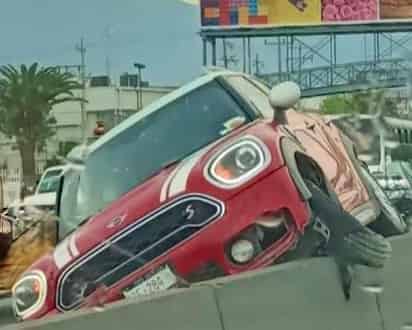Mini Cooper termina sobre ballena de concreto tras choque con camión de gas en Saltillo
