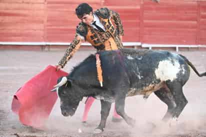El lerdense 'JuanMa' Ibarra no pudo destacar en la Plaza de Toros Alberto Balderas frente al apoyo de su público.