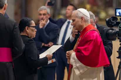 Rosa Icela entrega carta de invitación a México a papa León XIV