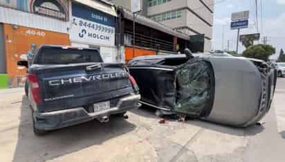 Vuelca camioneta tras ser impactada por vehículo en Saltillo