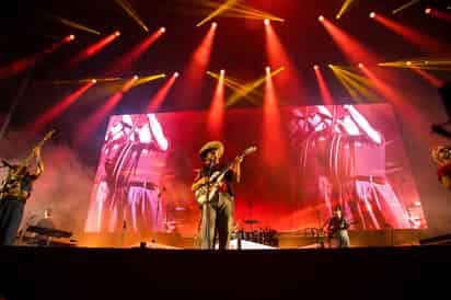Morat ofreció un emotivo show en el Estadio de la Revolución de Torreón, marcando el inicio de su gira Asuntos Pendientes 2025 ante miles de fans que corearon cada canción. (FOTOS: ENRIQUE CASTRITA)