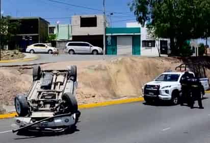 Cae camioneta de al menos 3 metros de altura en la colonia La Madrid