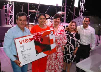Autoridades de San Pedro festejan a maestros con baile y sorteo de regalos