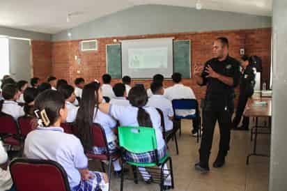 Policía de Torreón lleva mensaje de prevención de adicciones a estudiantes
